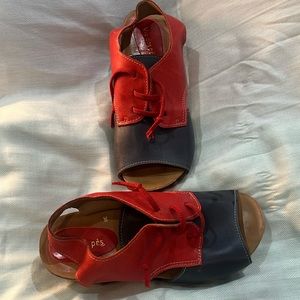 Women’s red platform shoes comfortable and stylish. The brand is Via dos pes .